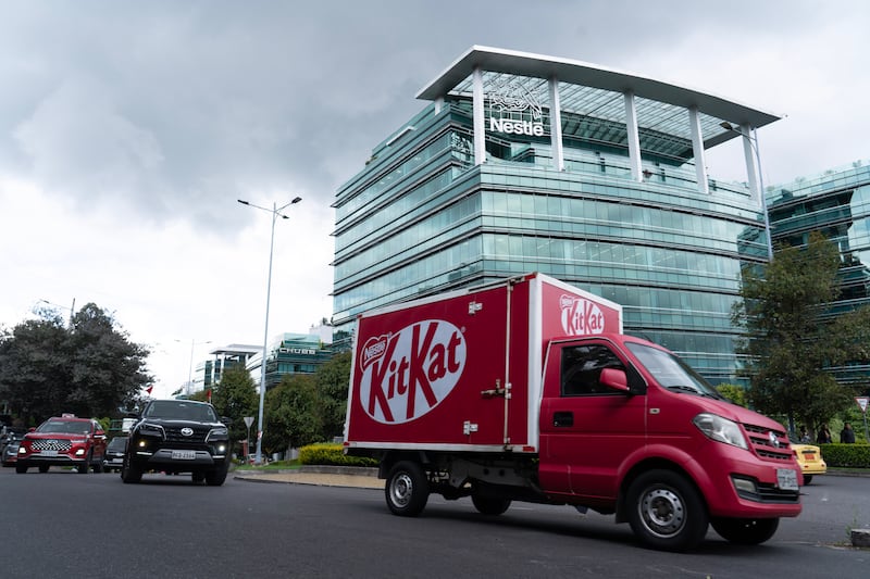 Un camión de KitKat® circula con convoy de seguridad en Ecuador