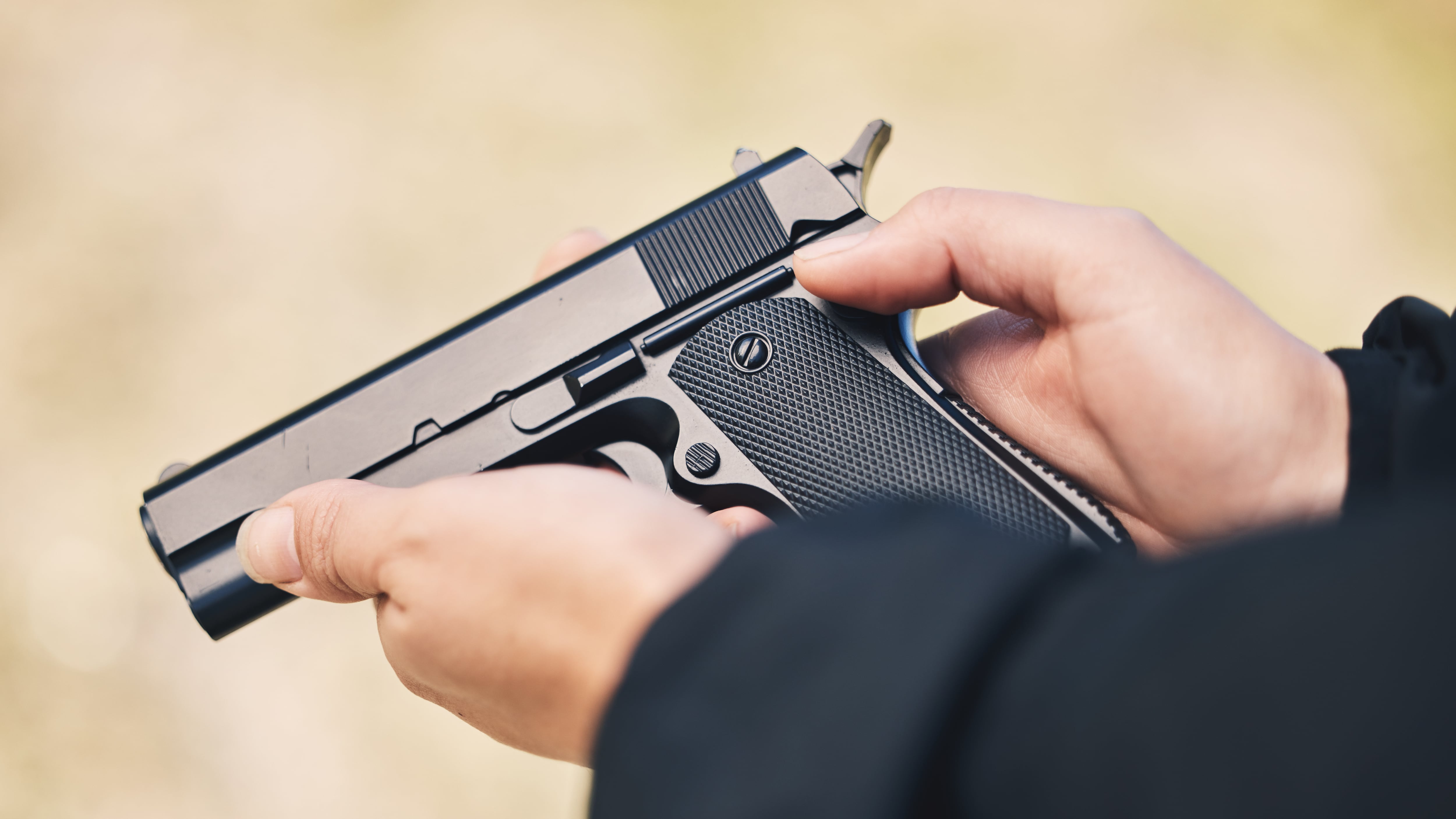 Acusan a hombre sin brazos ni piernas de asesinar a balazos a hombre tras discusión