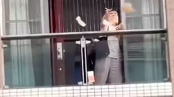 VIDEO: Mujer lanza 250.000 dólares por la ventana tras una crisis - Fuente: Video de X