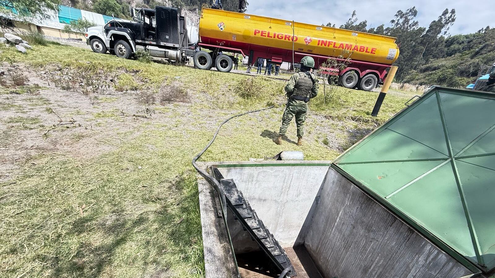 Encuentran una perforación clandestina del poliducto de hidrocarburos en Salcedo, provincia de Cotopaxi