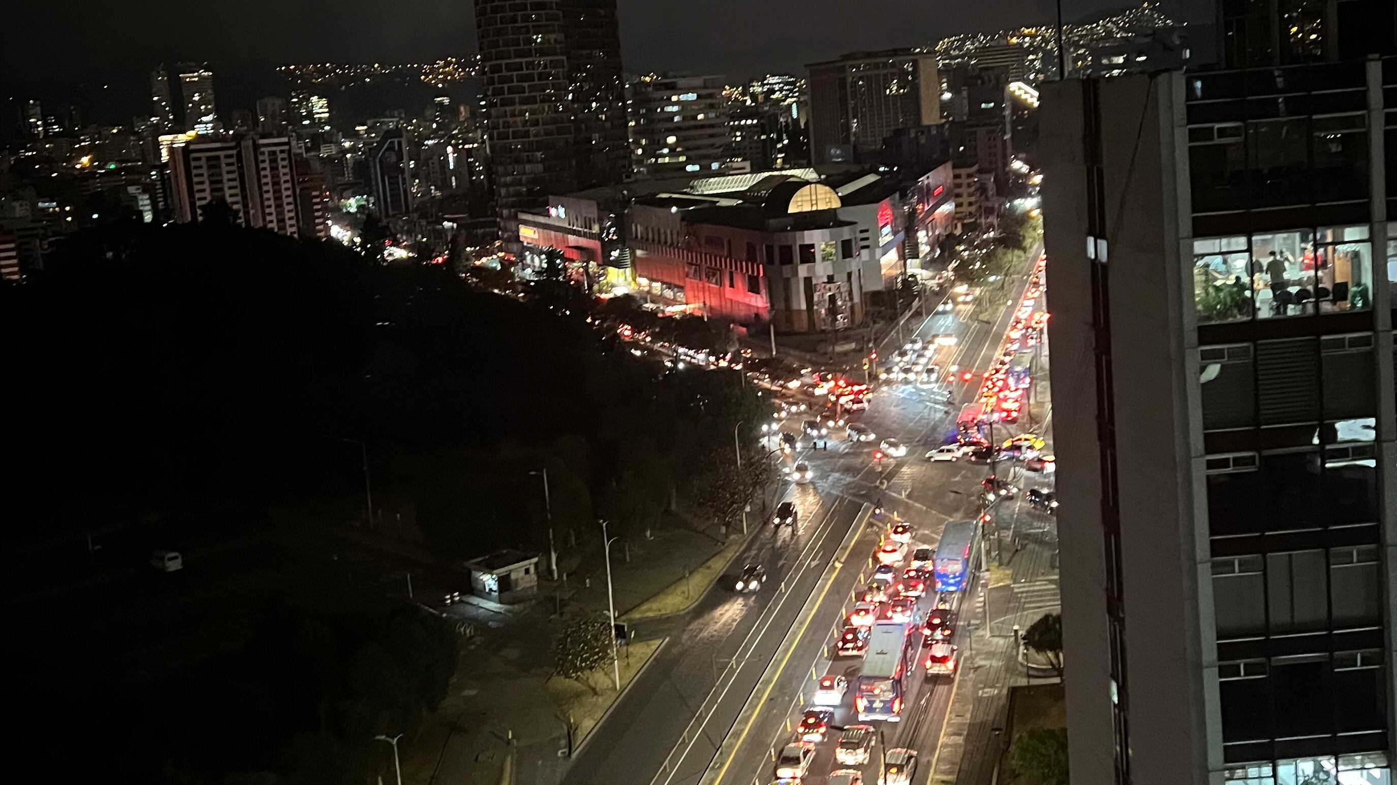 Quito: Estas son las vías cerradas debido al voraz incendio forestal en Guápulo