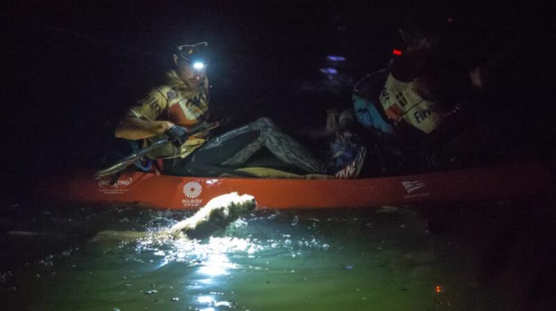 Arthur en el río alcanzado a su equipo