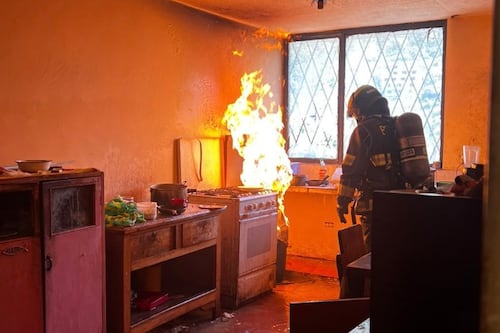 Fuga de gas provocó incendio dentro de una vivienda en el norte de Quito