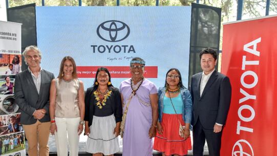 De izquierda a derecha constan: Sr. Manuel Pallares, Presidente Ejecutivo de la Fundación Raíz Ecuador; Sra. Cristina Latorre, Directora de la Fundación Raíz Ecuador; Srta. Maricela Piaguaje; Sr. Colón Piaguaje; Srta. Edna Piaguaje; representantes de las comunidades y Sr. Hiroshi Kitahara, Presidente Ejecutivo de Toyota del Ecuador.
