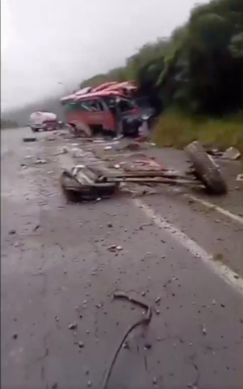 Un bus interprovincial quedó con su eje delantero desprendido tras un violento choque con un tráiler en la vía Papallacta-Quito.
