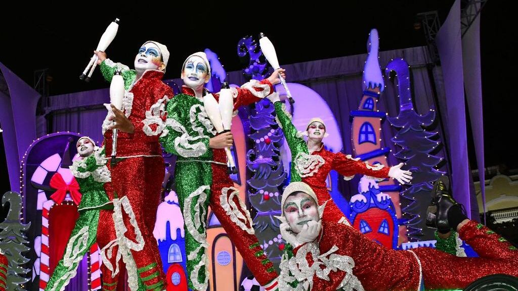 El programa del Policentro estuvo matizado con un show musical con bailarines disfrazados de duendes.