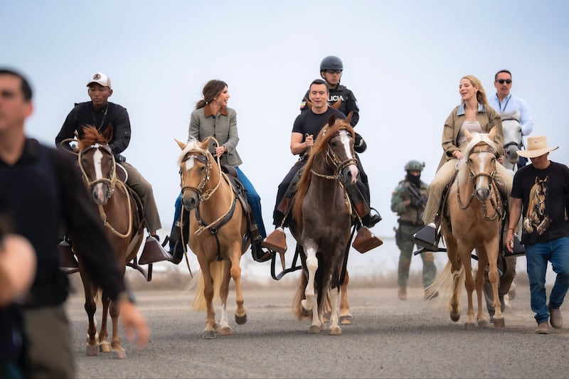 Kristi Noem destaca cooperación con Ecuador en visita estratégica.