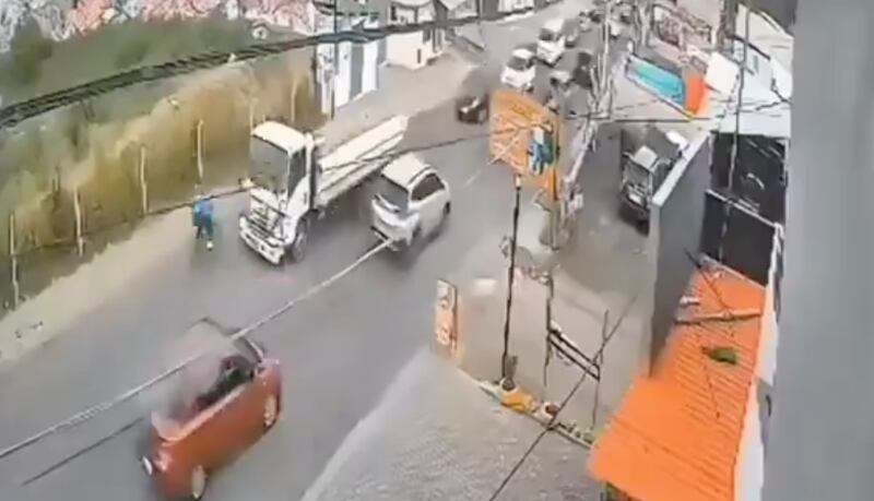 Video revela detalles de accidente donde ciclista pierde la vida tras impactarse contra camión que transportaba varillas en Quito