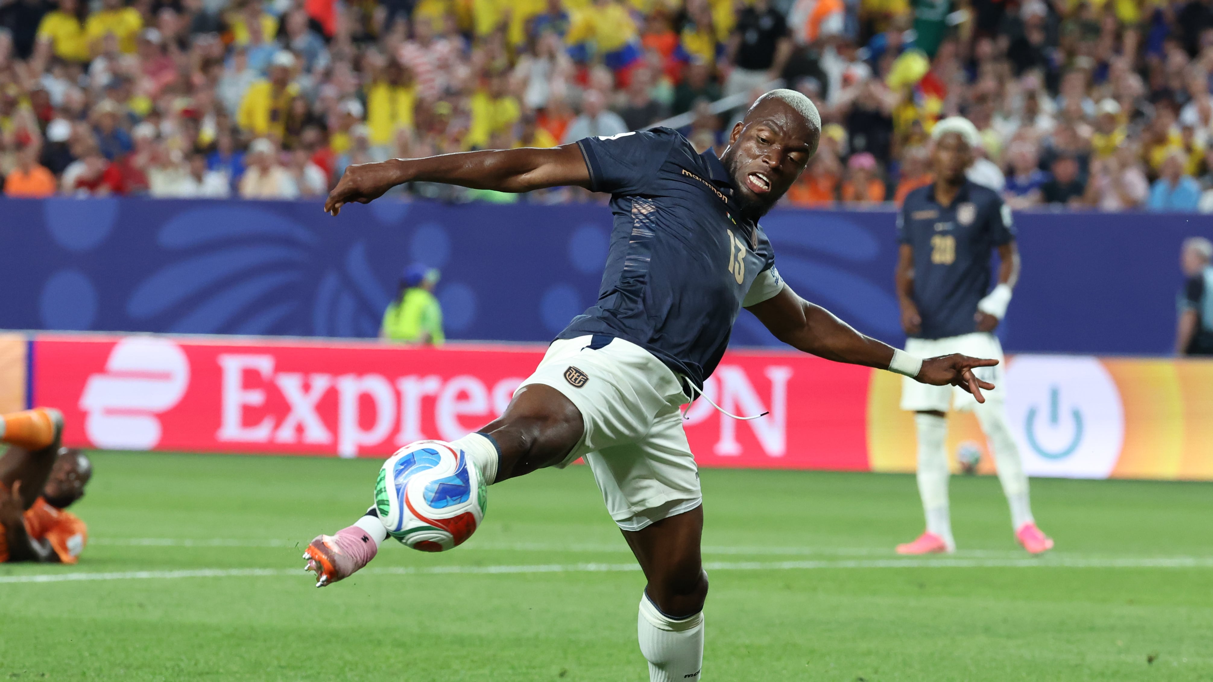 GR1128. FILADELFIA (ESTADOS UNIDOS), 14/06/2026.- Enner Valencia de Ecuador controla el balón este domingo, durante un partido del grupo E del Mundial de la FIFA 2026 entre Costa de Marfil y Ecuador en el estadio Lincoln Financial Field en Filadelfia (Estados Unidos). EFE/ Sebastiao Moreira
