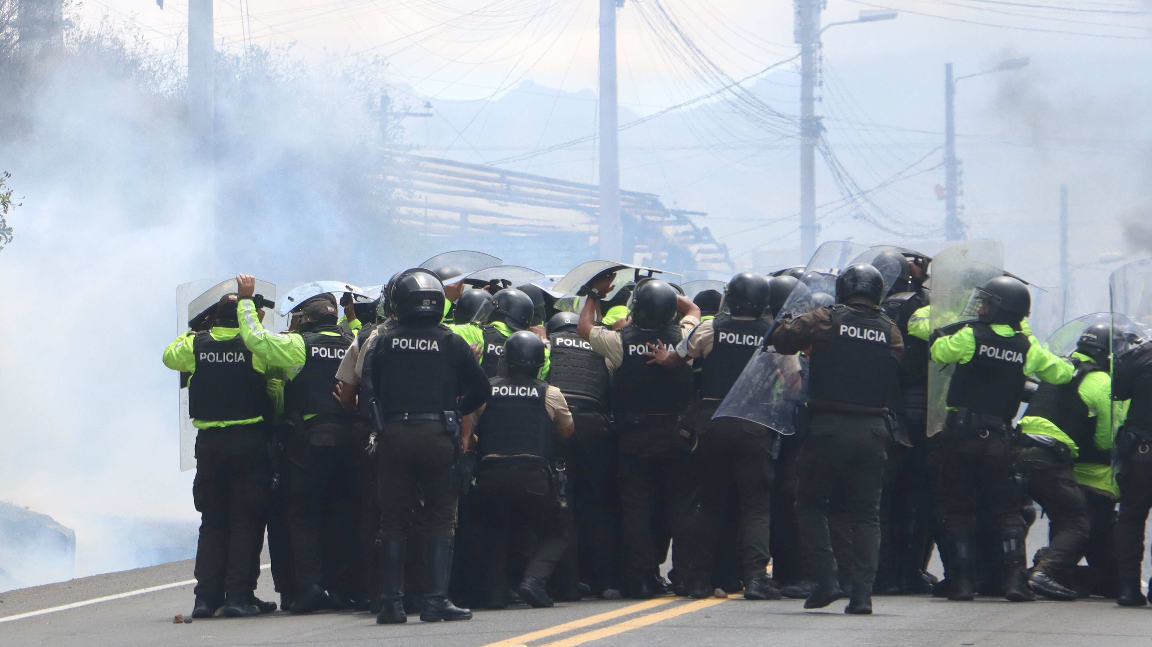 Incidentes entre manifestantes que apoyan al paro convocado por la Conaie que mantenían la vía cerrada y la fuerza pública que desalojo para posibilitar el tránsito en la despejó en el sector de la Y de Tabacundo, donde también hubo detenidos.
Fotos:API /Rolando Enríquez