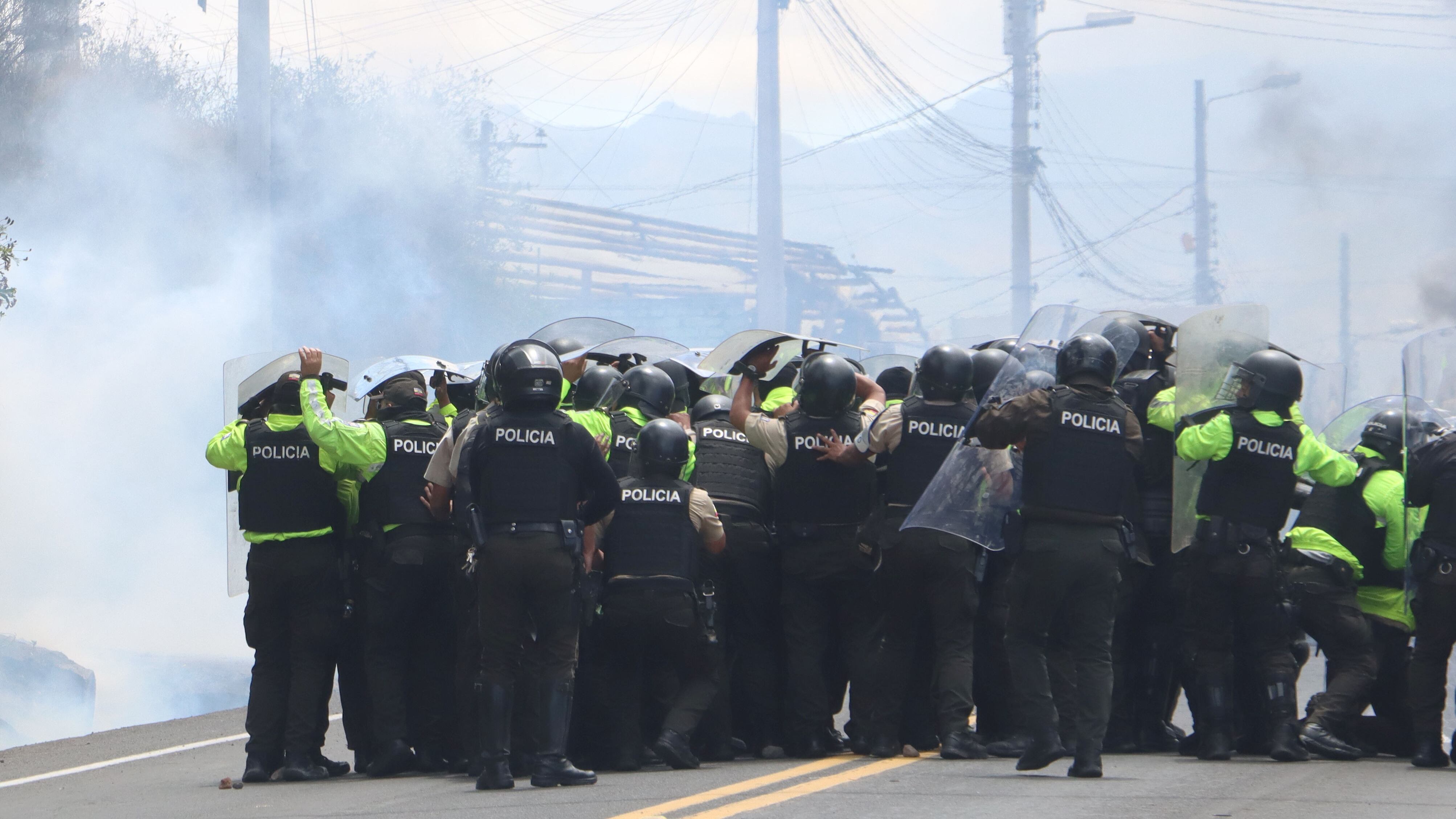 Incidentes entre manifestantes que apoyan al paro convocado por la Conaie que mantenían la vía cerrada y la fuerza pública que desalojo para posibilitar el tránsito en la despejó en el sector de la Y de Tabacundo, donde también hubo detenidos.
Fotos:API /Rolando Enríquez