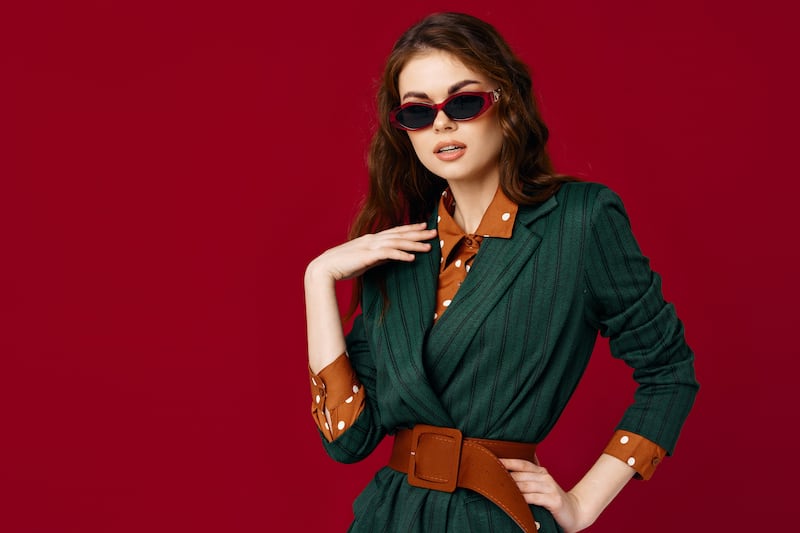 Moda navideña 2025: outfits para hombres y mujeres que combinan elegancia, brillo y estilo en las fiestas de fin de año.