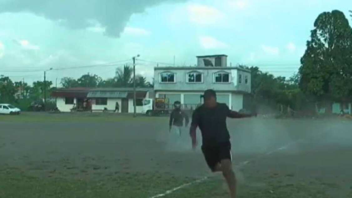 Sujeto irrumpió con disparos en una cancha de fútbol