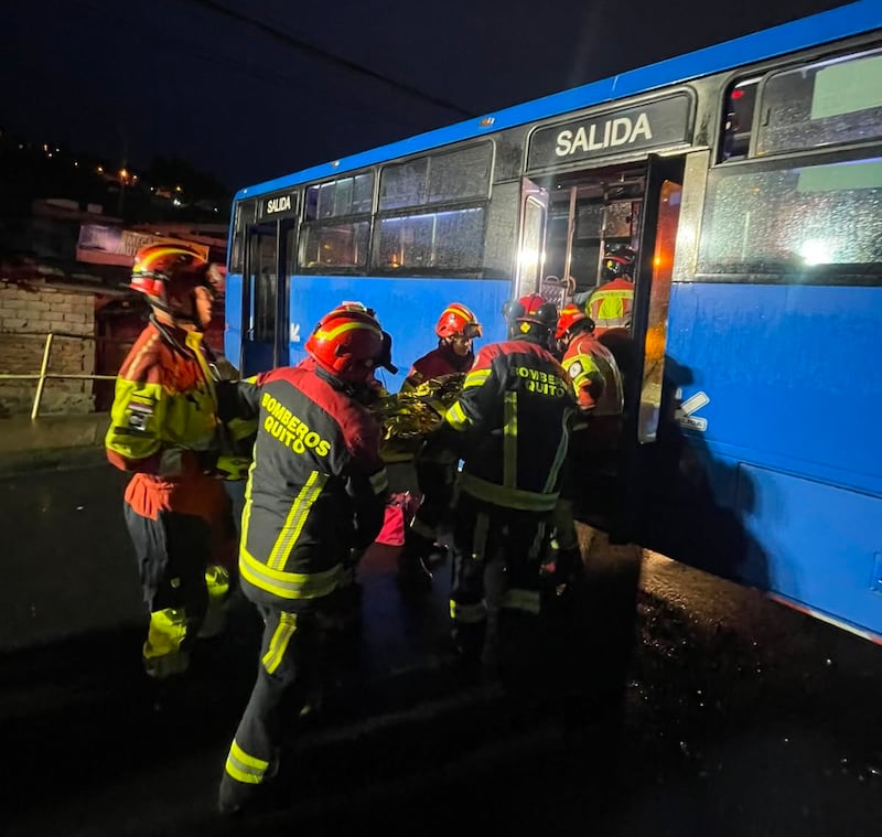 Bus chocó contra un muro al sur de Quito.