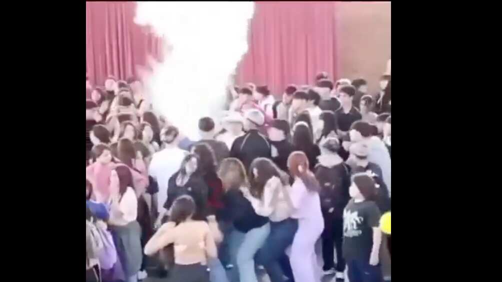 ¡Intoxicación masiva! Alumno activa un extintor en plena fiesta por el Día del estudiante en Argentina - Fuente: Video de X