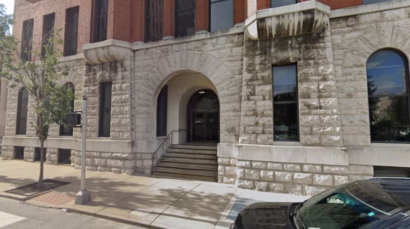 El hombre permanece alojado en la cárcel del Condado de Jefferson. (Foto: Google Street View)