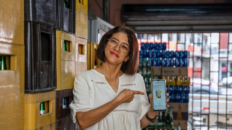 Hasta la fecha más de 1.370 microemprendedores, en su mayoría mujeres cabeza de hogar, han sido beneficiados por este programa.