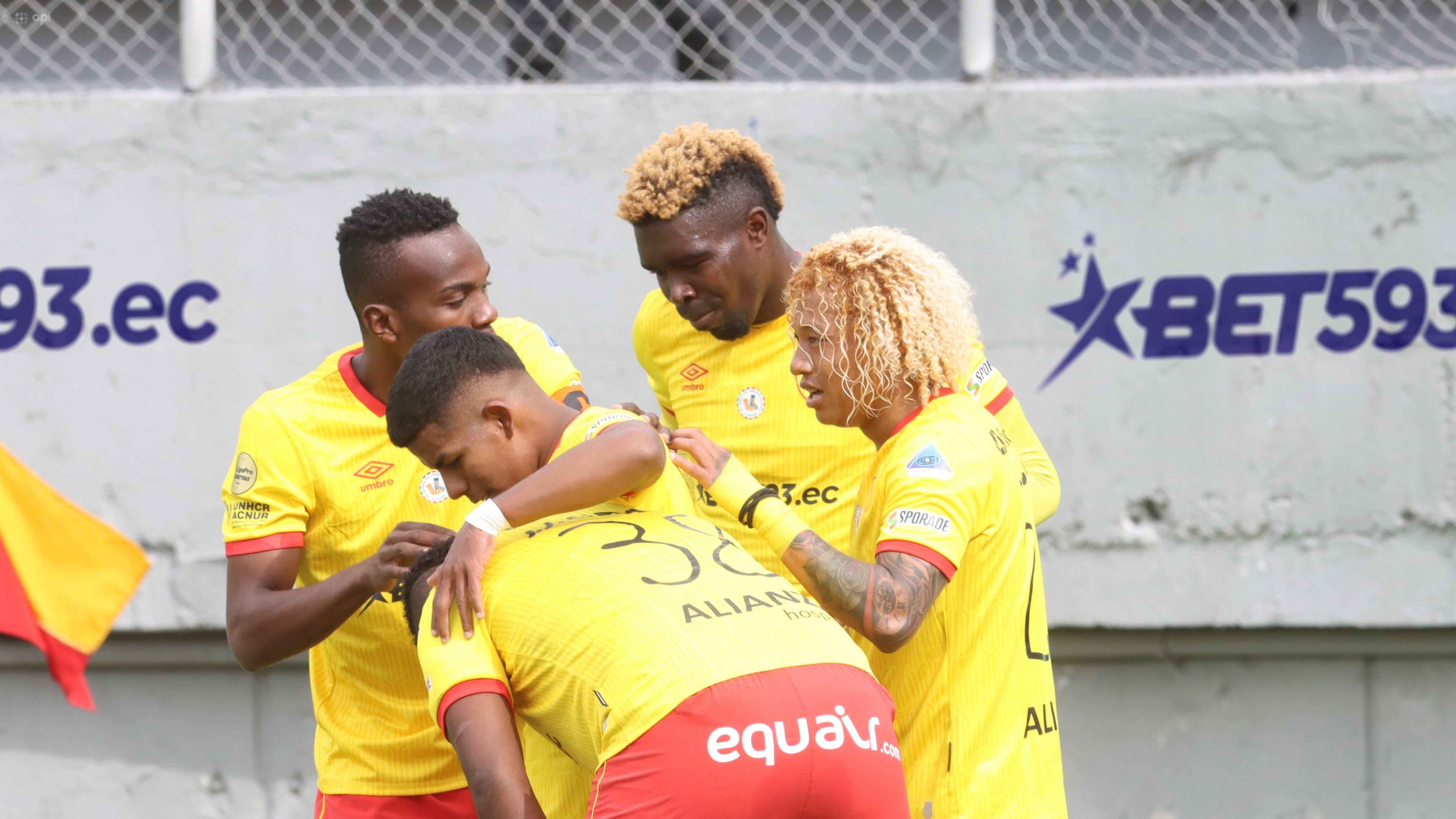 Aucas festeja su gol ante Universidad Católica