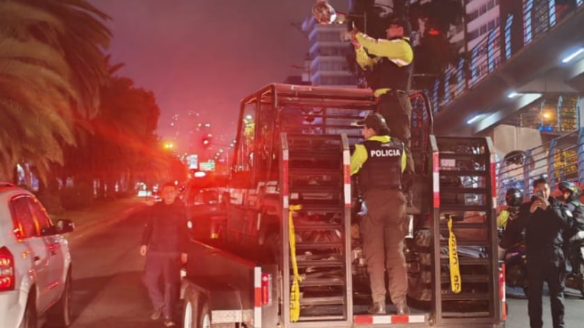 Falsa cabeza humana fue colgada en un puente del norte de Quito