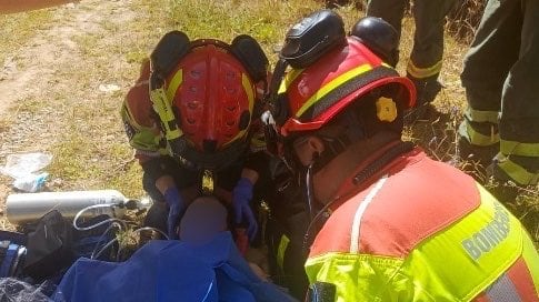 Quito: Dos personas resultaron heridas tras siniestro de tránsito en el sector de Checa - Fuente: Bomberos Quito