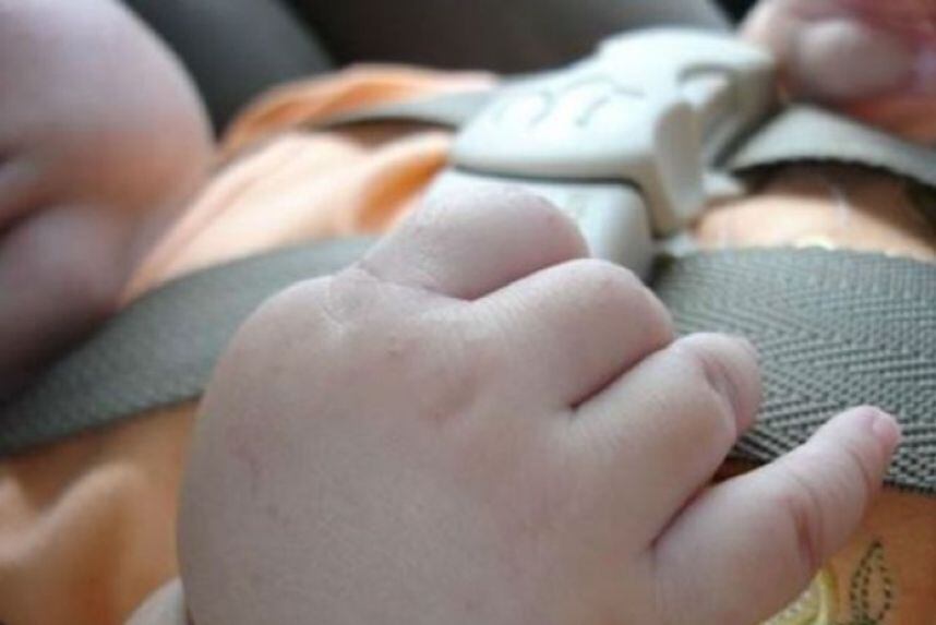 Otro caso como el de Vicente: niña falleció tras quedar olvidada dentro de un auto mientras su padre trabajaba
