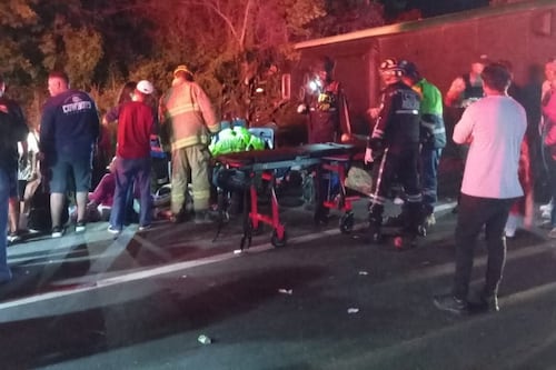 Cinco fallecidos y 29 heridos en siniestro de tránsito entre un bus y un auto en Santa Elena