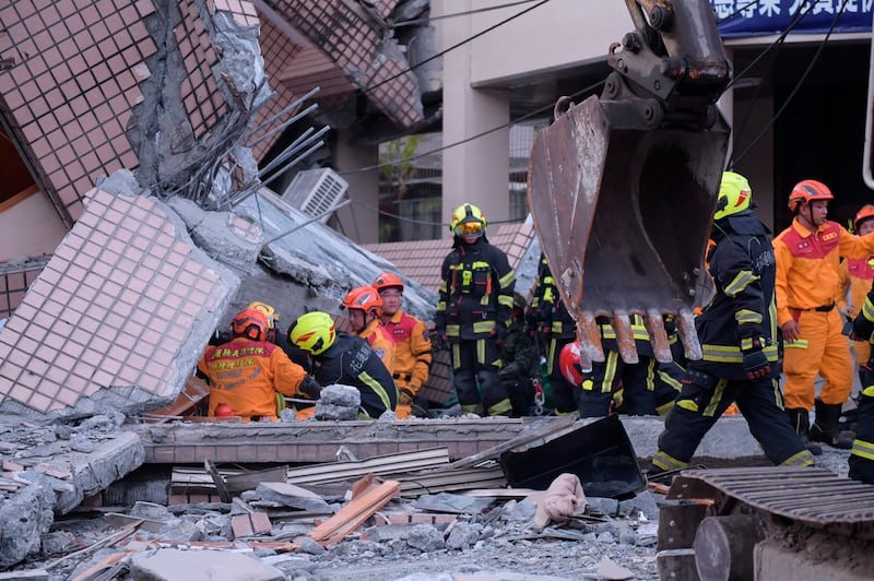 Un edificio derrumbado durante una operación de rescate luego de un terremoto en el municipio de Yuli,