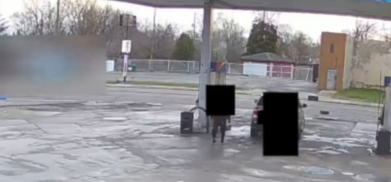 Empleado de gasolinera salva a niña de un secuestro después de que ella hiciera un gesto pidiendo ayuda.