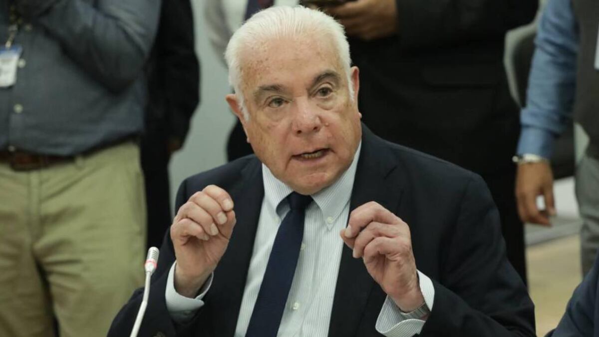 Exministro Fernando Santos no irá a juicio político por crisis energética