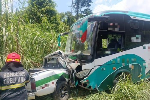 Siniestro de tránsito entre bus y camioneta dejó cuatro personas fallecidas en la Orellana