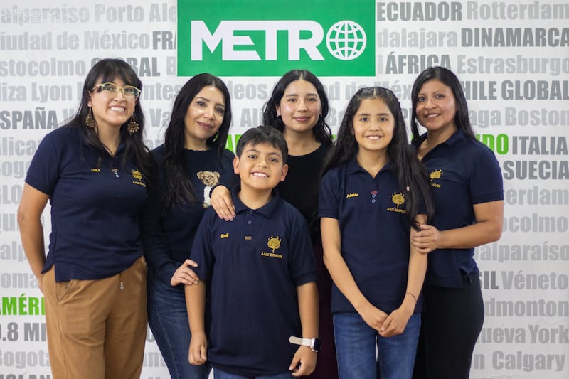 Niños con altas capacidades en Ecuador. Andrea Sánchez con su hijo Emiliano, la neuropsicóloga María Gabriela Ávila; la psicóloga clínica Milena Peña y Adahis con su madre Verónica.