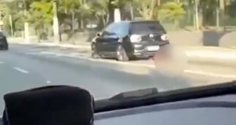 Cámaras de seguridad registran el momento en que la víctima queda atrapada bajo el auto en la Marginal Tietê.