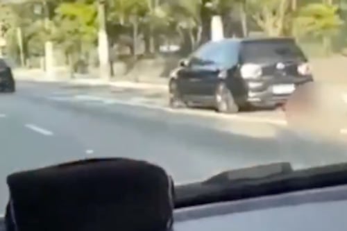 VIDEO IMPACTANTE: su expareja la atropelló y la arrastró por más de 1 km en Brasil