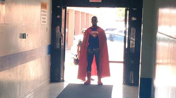 Enner Valencia disfrazado de Superman