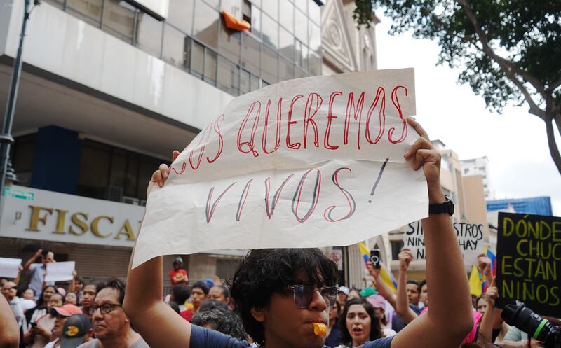 En los exteriores de la Fiscalía del Guayas, se concentraron activistas políticos, actores, personal de derechos humanos y familiares de los menores desaparecidos desde el 08 de diciembre. Ellos piden se esclarescan los hechos de la desaparición supuestamente en manos de personal militar
Fotos: César Muñoz/API