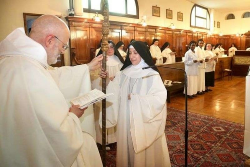 Monja Brasileña expulsada por ser "Demasiado Atractiva": Escándalo sacude Monasterio Italiano
