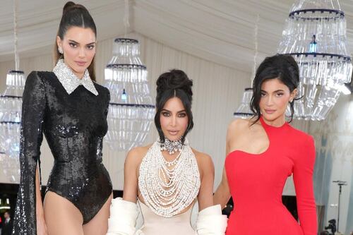 ¿Quién dijo que las Kardashian estaban vetadas del Met Gala?, causaron furor en la alfombra roja