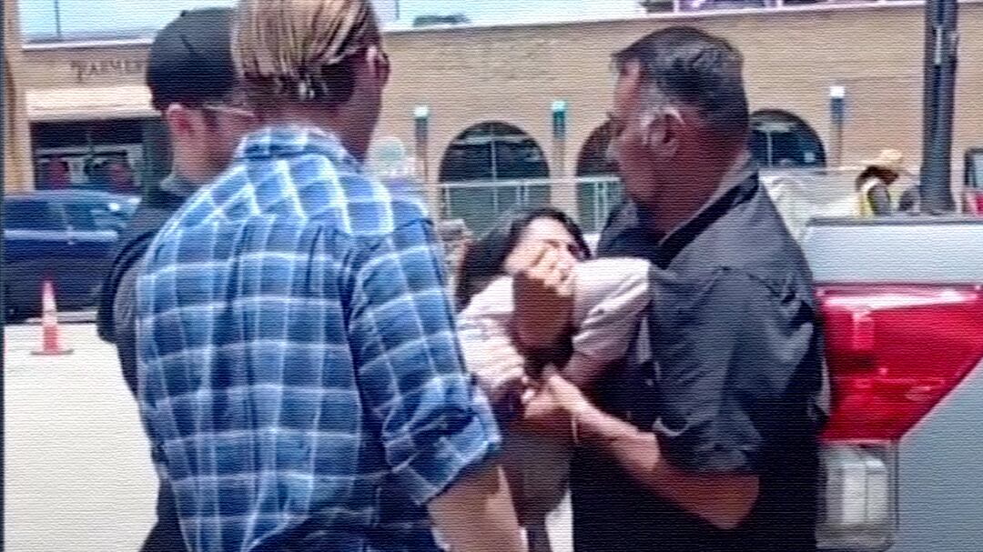 La desgarradora súplica de una migrante tras ser arrestada por agentes migratorios en Estados Unidos