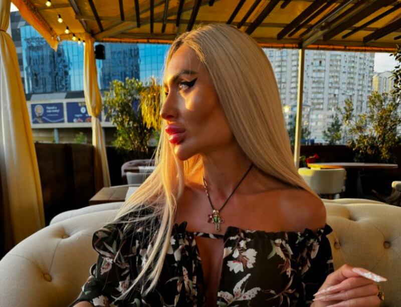 En una publicación del año pasado haciendo alarde de sus resultados posoperatorios, la belleza agradeció a su cirujano plástico y comentó: "Toda la belleza que ves es toda @plastikaistanbul_ Pero quiero un poco más".