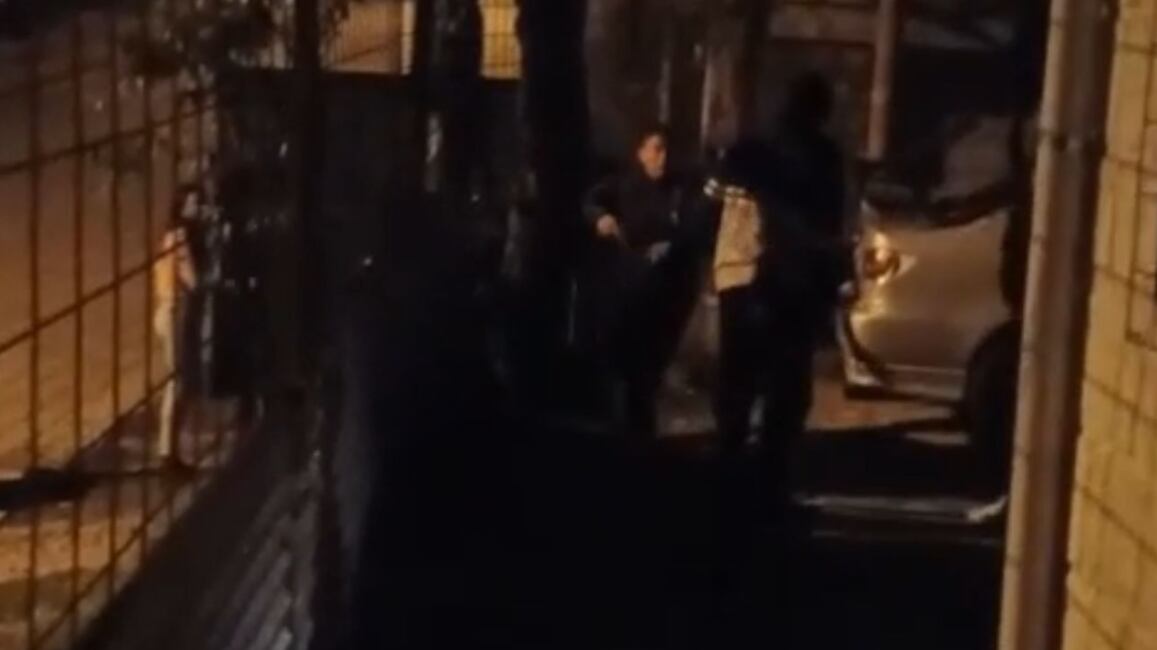 Con uniforme y arma de dotación, policía disparó a quemarropa contra ciudadano en Quito