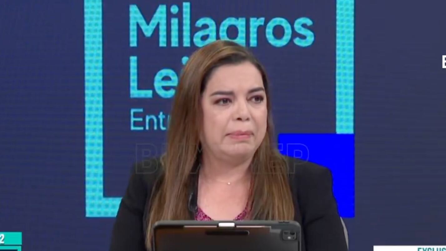 Periodista se entera del fallecimiento de su padre mientras conducía un programa en vivo