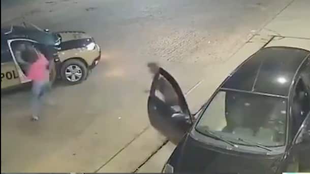 Mujer secuestrada es captada saltando de un vehículo para pedir ayuda a la policía - Fuente: Video de X