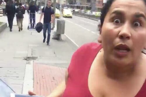 Mujer enloqueció cuando hombre le pidió que parqueara bien