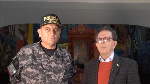 Comandante general de la Policía, César Zapata, junto al secretario de Comunicación, Roberto Izurieta