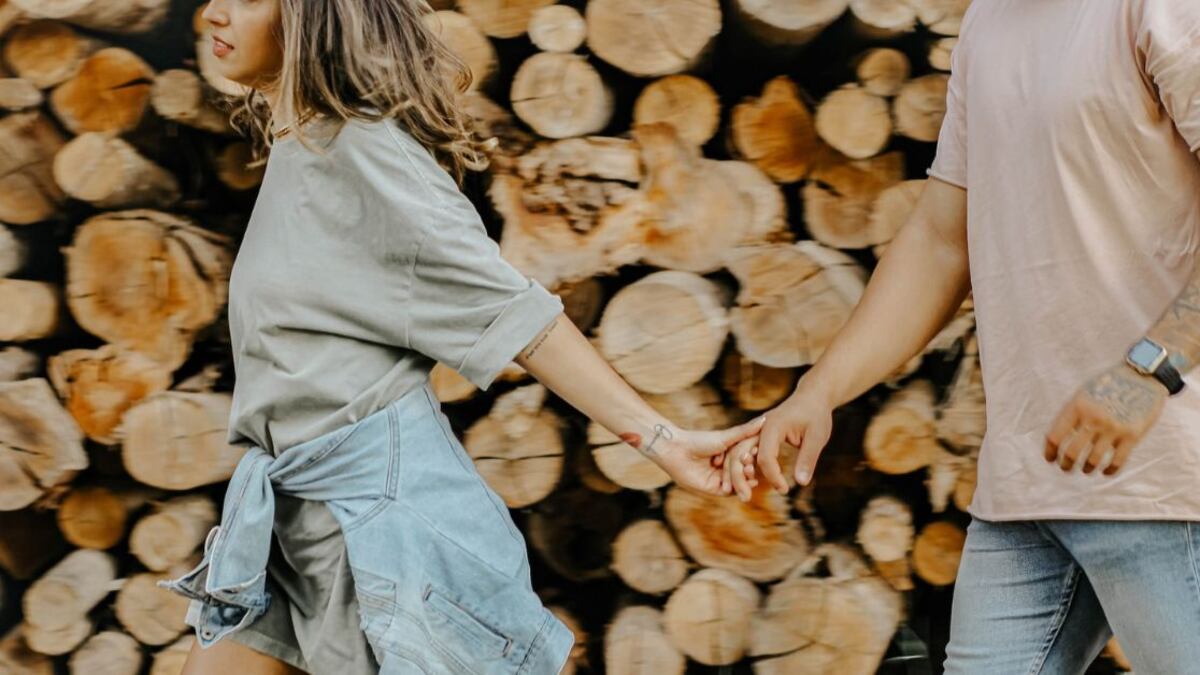 La razón por la que un hombre camina detrás de una mujer es muy tierna