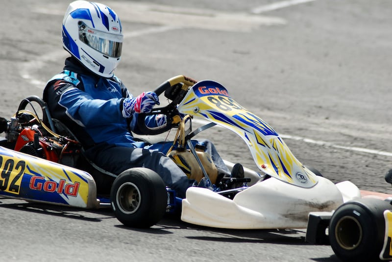 Bernardo Bueno conduciendo su 'kart' que tiene 125 centímetros cúbicos y velocidad de hasta 110 kilómetros por hora.