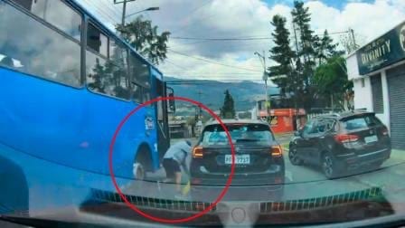 Bus en contra vía casi ocasiona una tragedia en el norte de Quito