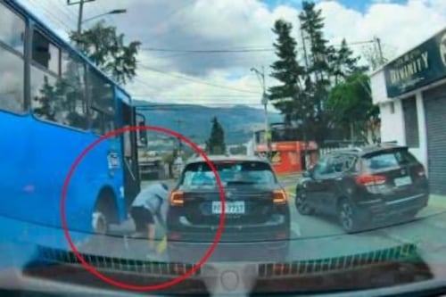 Bus en contravía casi ocasiona una tragedia en el norte de Quito