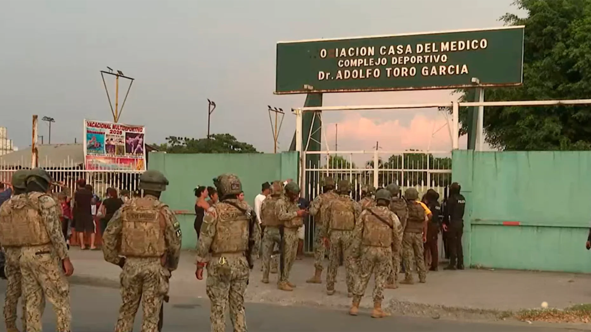 Un menor de edad figura entre las víctimas mortales; un policía también resultó herido en el ataque armado registrado en la avenida 25 de Julio.
