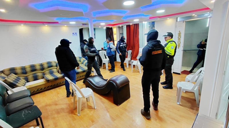 Clausuran bar que se promocionaba como “club swinger” y ofrecía encuentros sexuales